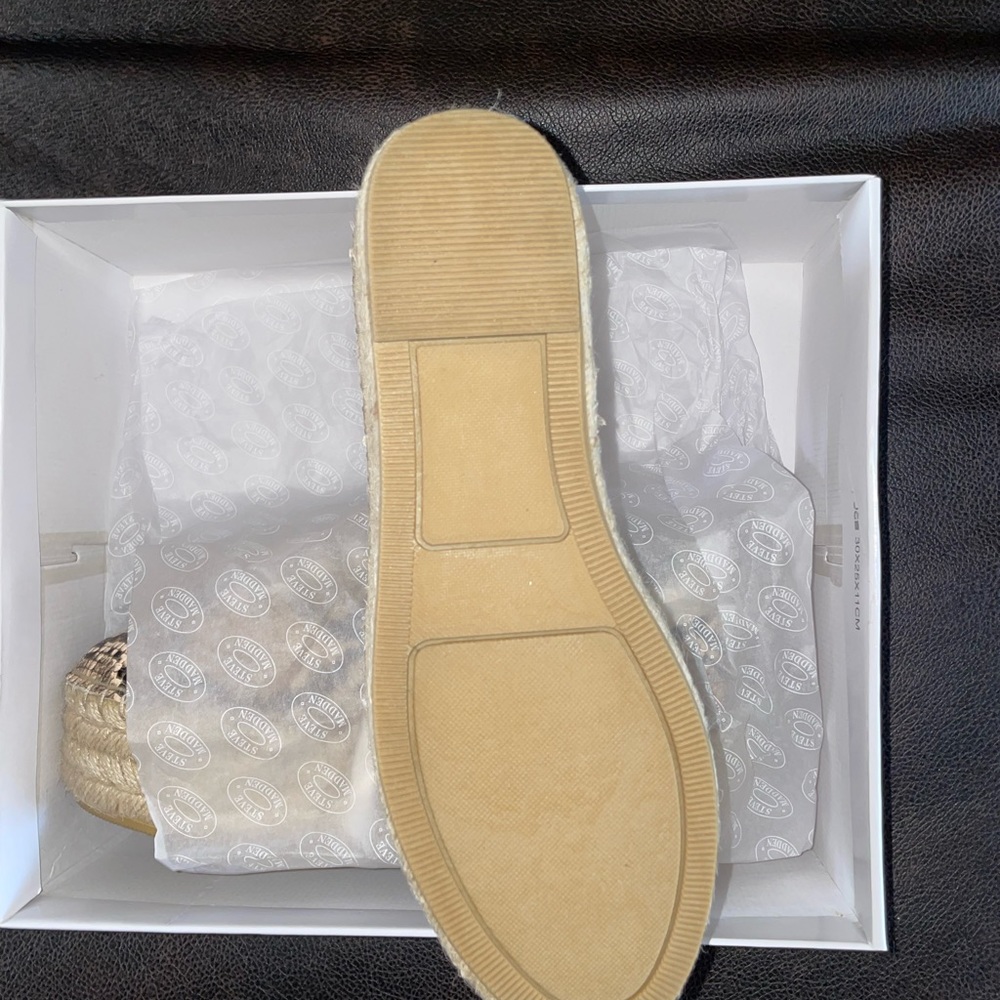 Size 8. Steve Madden Parade Nat Snake sneakers. Never worn.